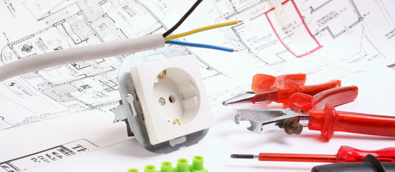 Plan und Werkzeuge für Elektriker